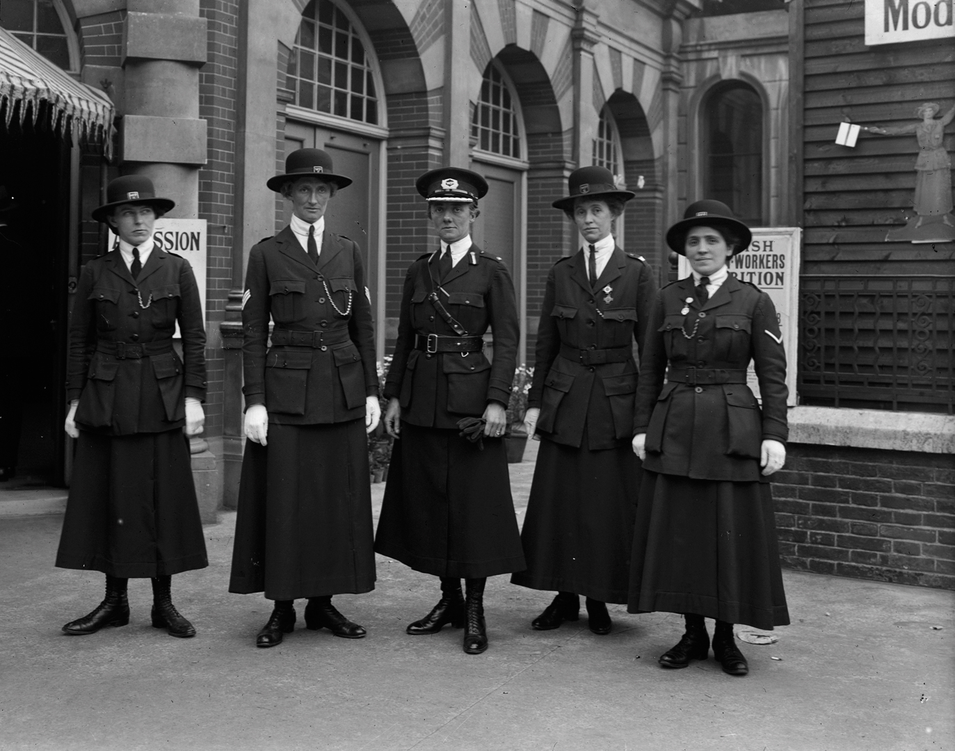 Женщины полицейские и инспектор Мэри Аллен. 1916 год.