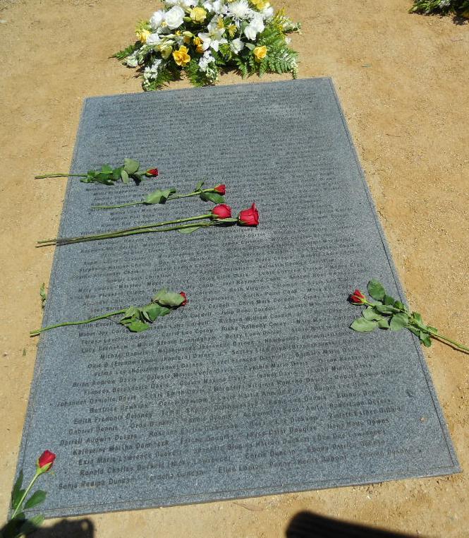 Одно из трёх надгробий мемориального комплекса, посвящённый погибшим в Джонстауне, Окленд, штат Калифорния, США