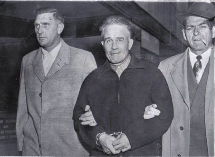 Эдвард Гейн (в центре), в сопровождении сотрудников полиции