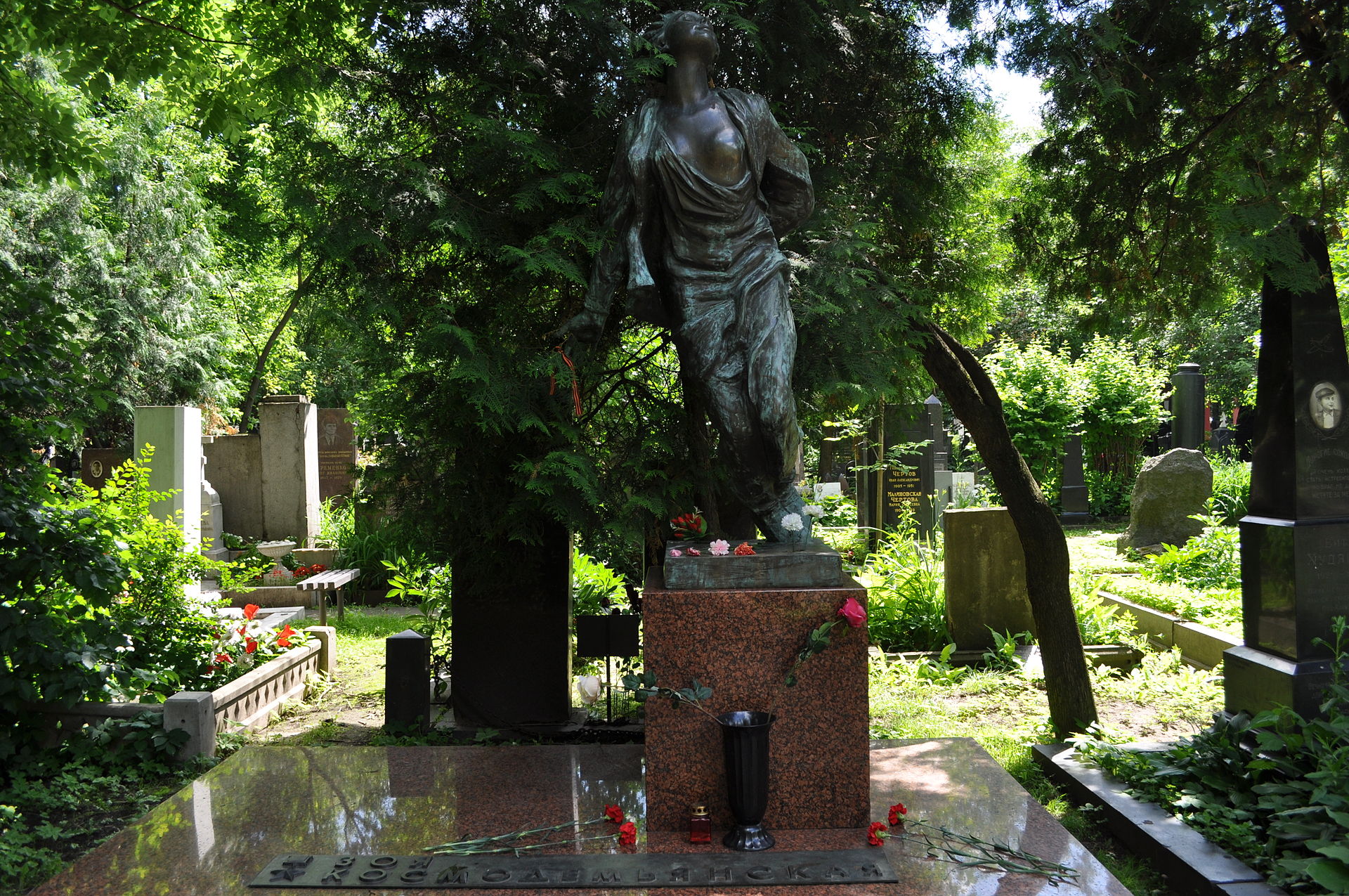 Памятник на Новодевичьем кладбище