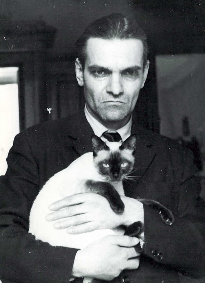 Юрий Кнорозов ( (19 ноября 1922  — 30 марта 1999) с сиамской кошкой Асей (Аспидом)