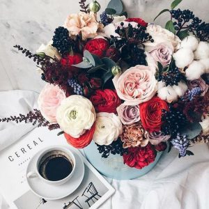 1662575349_12-kartinkin-net-p-buket-na-stole-instagram-12