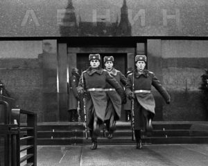 7 октября Пост у Мавзолея Ленина