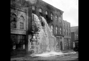 29 января в США выливают нелегальный алкоголь в Детройте в 1929 году